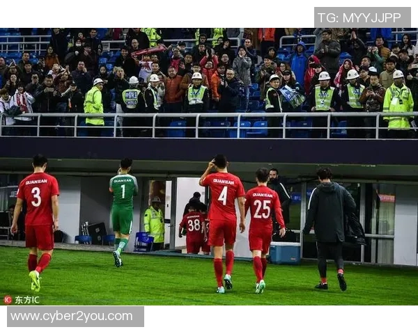 权健与苏宁激战正酣球迷怒骂街头引发热议 权健与苏宁激战正酣球迷怒骂街头引发热议