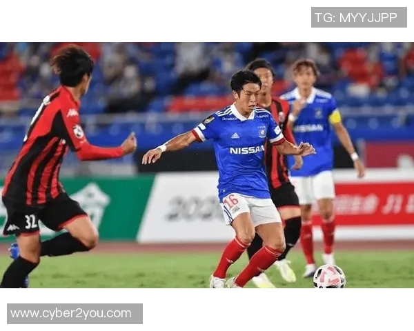 横滨水手与鸟栖沙岩的激烈对决展现足球魅力与团队精神